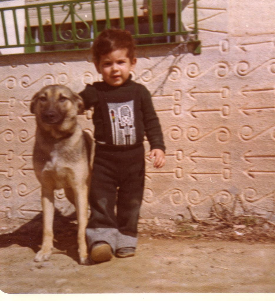 Rubén Zamora de niño junto a su perro Sargento, un indicio de las señales del destino que lo llevarían a ser veterinario... no, actor.